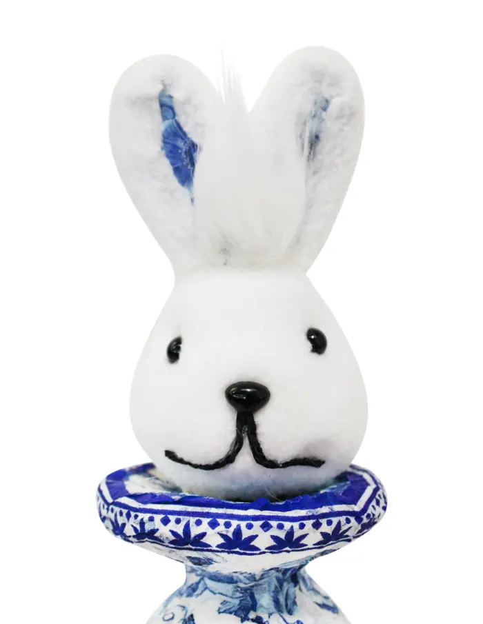Florero con cabeza de conejo forrado de papel con flores azul con blanco de 11x11x55cm - Image 3