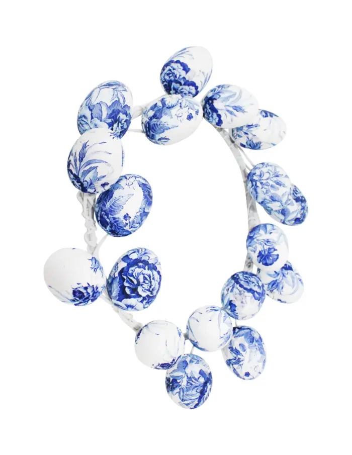 Corona de huevos forrada de papel con flores azul con blanco de 28x28x5cm - Image 2