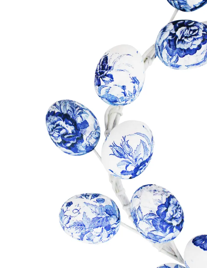 Corona de huevos forrada de papel con flores azul con blanco de 28x28x5cm - Image 3