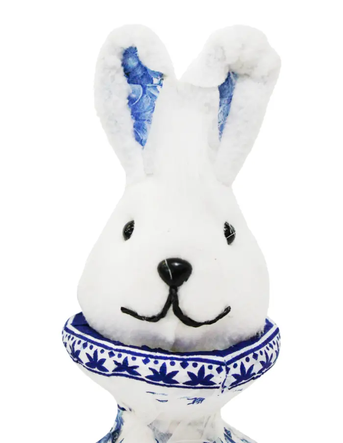 Florero con cabeza de conejo forrado de papel con flores azul con blanco de 17x17x38cm - Image 3
