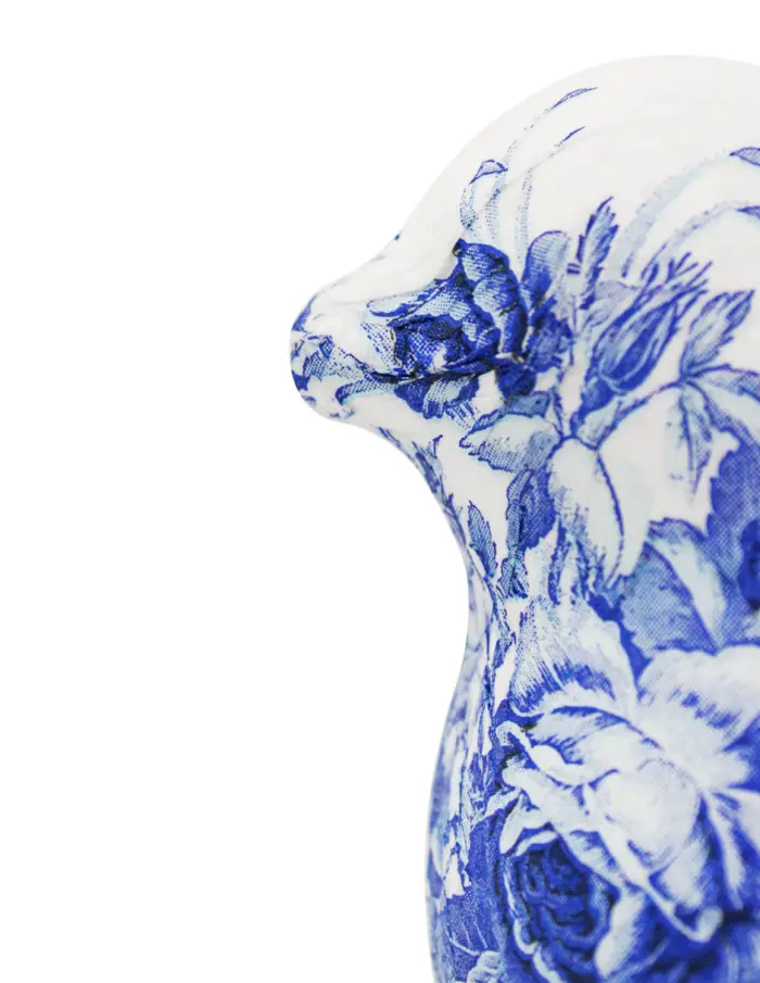Pájaro forrado de papel con flores azul con blanco de 26x15x20cm - Image 3