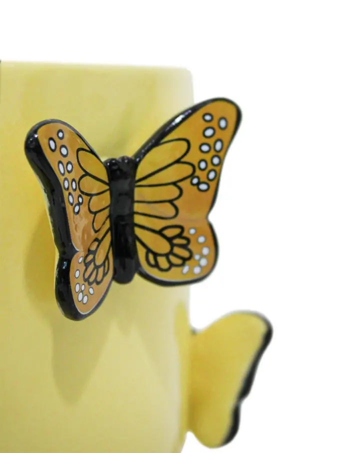 Maceta de ceramica amarilla con mariposas en relieve de colores de 17.2x14.5cm - Image 3
