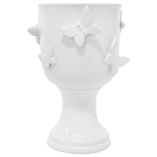 Florero de ceramica blanca con base y mariposas en relieve de 15.6x15.6x23.5cm