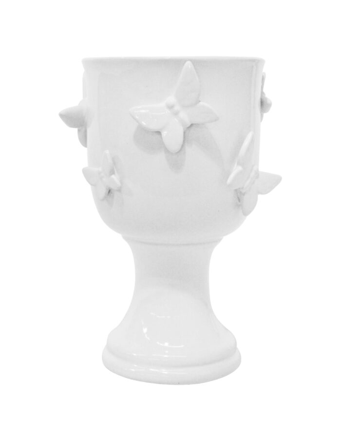 Florero de ceramica blanca con base y mariposas en relieve de 15.6x15.6x23.5cm