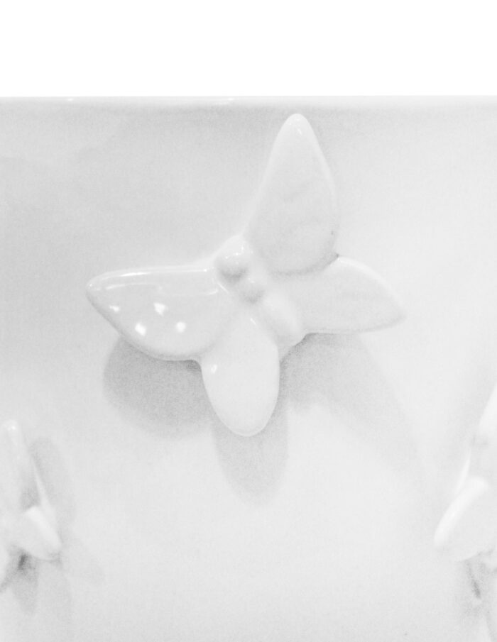 Florero de ceramica blanca con base y mariposas en relieve de 19.6x19.6x30.1cm - Image 3