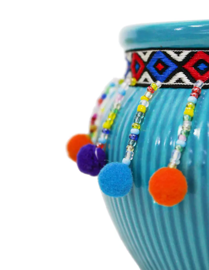 Maceta de ceramica lila con borlas de colores en la orilla de 16.3x13.1cm - Image 3