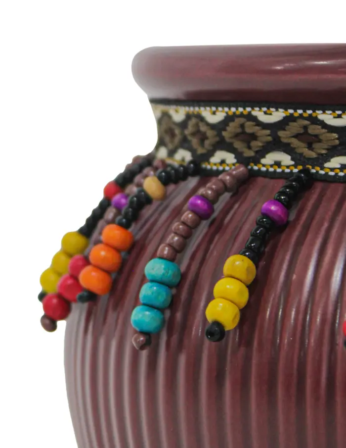 Maceta de ceramica vino con chaquiras de colores en la orilla de 16.3x13.1cm - Image 4