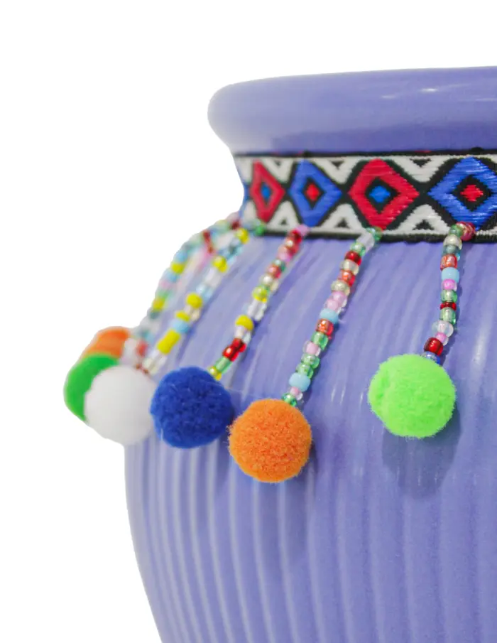 Maceta de ceramica azul con borlas de colores en la orilla de 12x9.5cm - Image 4