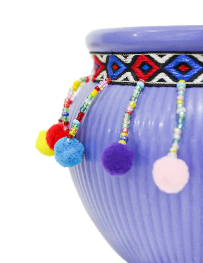 Maceta de ceramica azul con borlas de colores en la orilla de 16.3x13.1cm - Image 3