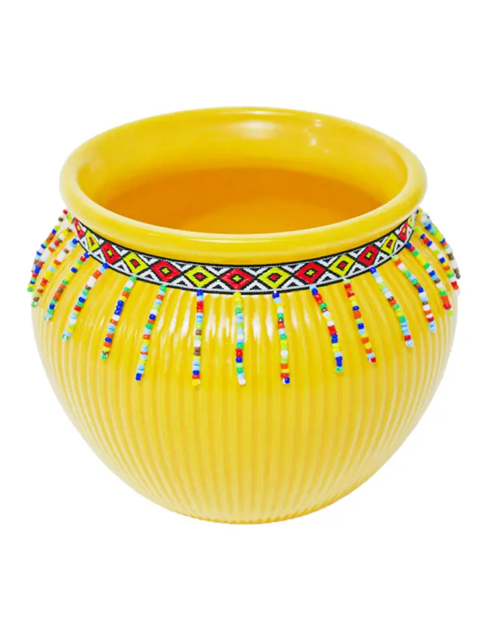 Maceta de ceramica amarilla con chaquiras de colores en la orilla de 16.3x13.1cm - Image 3