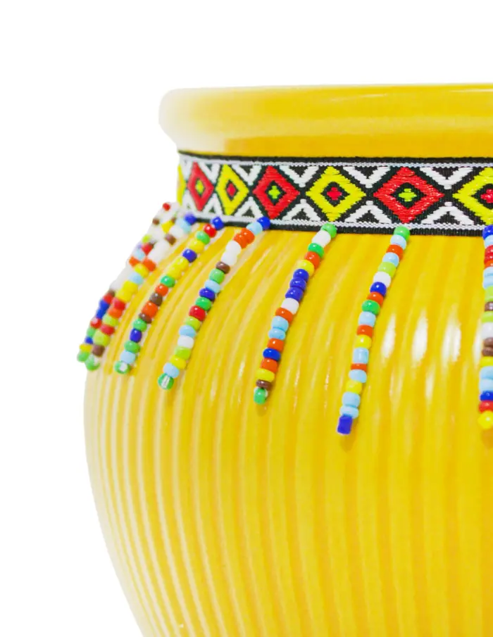 Maceta de ceramica amarilla con chaquiras de colores en la orilla de 16.3x13.1cm - Image 4