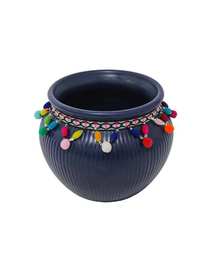 Maceta de ceramica azul marino con borlas de colores en la orilla de 12x9.5cm - Image 3