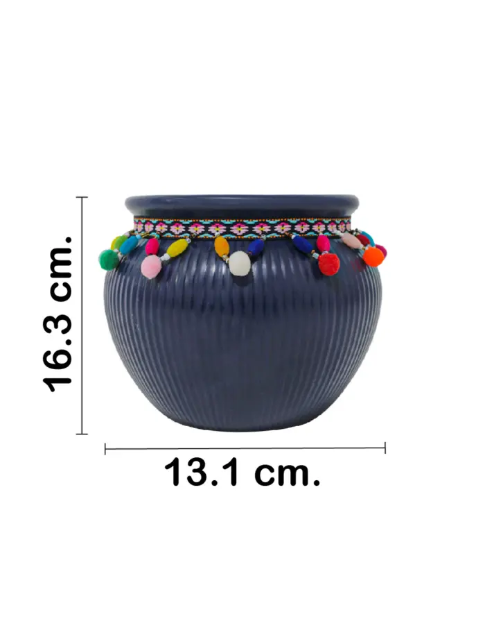 Maceta de ceramica azul marino con borlas de colores en la orilla de 16.3x13.1cm - Image 2