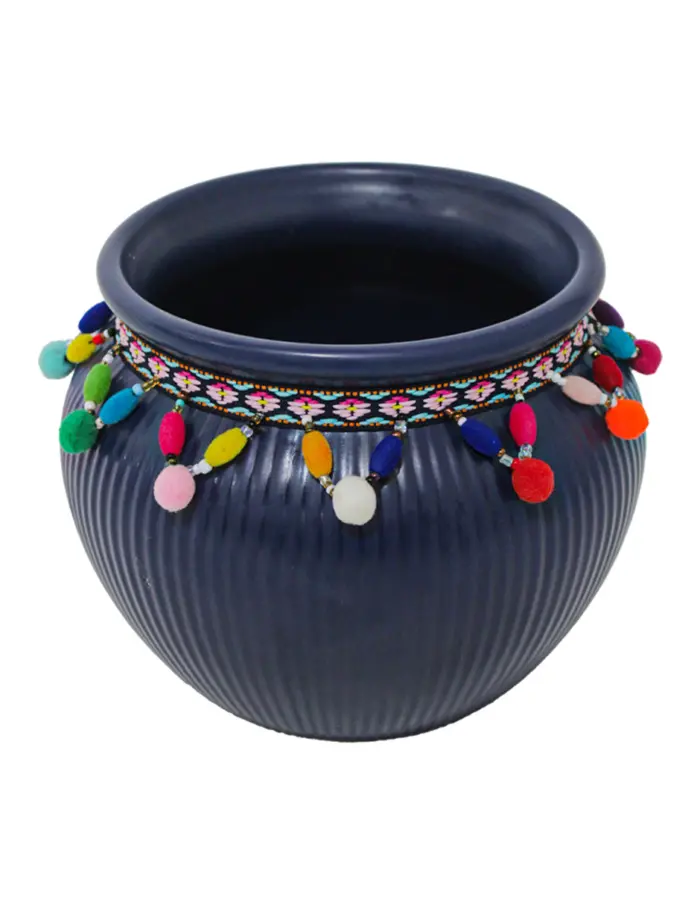Maceta de ceramica azul marino con borlas de colores en la orilla de 16.3x13.1cm - Image 3