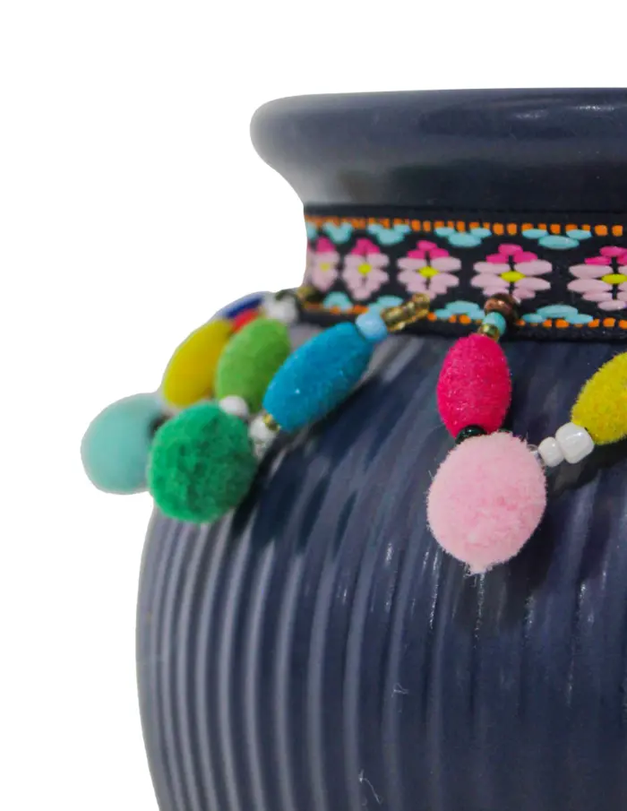 Maceta de ceramica azul marino con borlas de colores en la orilla de 16.3x13.1cm - Image 4