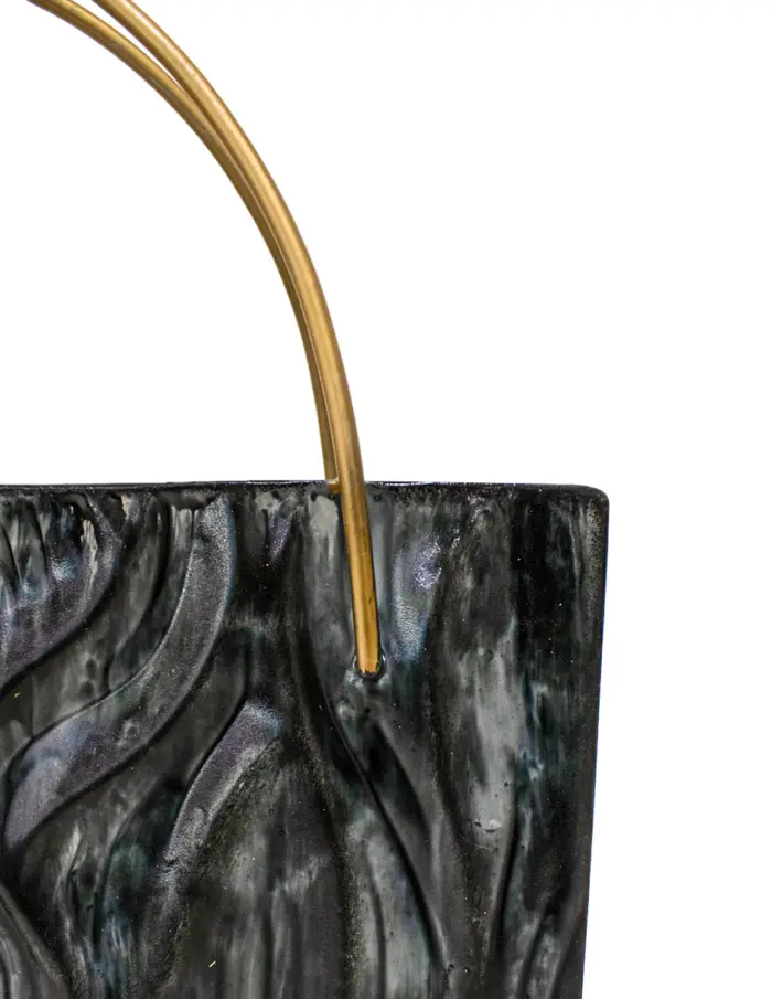 Florero de metal diseño bolsa negro de 32.4x8.9x33.7cm - Image 4