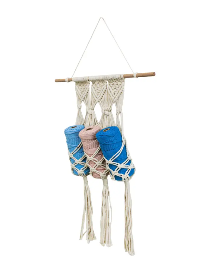 Colgante de macrame con 3 carretes de hilos de colores de 7.5x42x61cm - Image 2