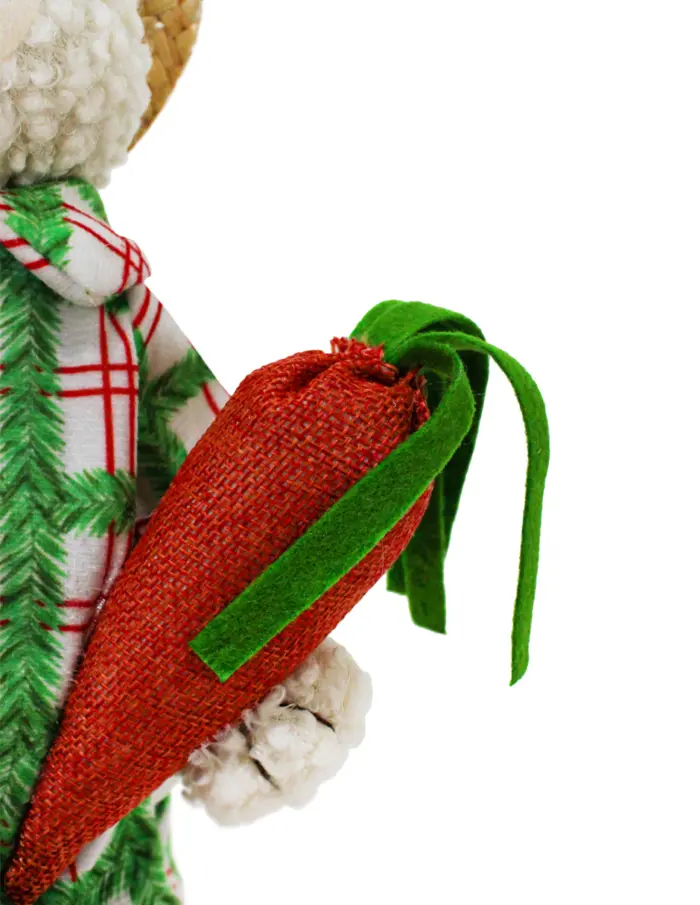 Conejo de tela con pantalón azul y camisa verde a cuadros con zanahoria de 10x24x66cm - Image 3