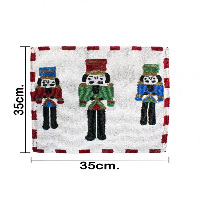 Mantel individual bordado de chaquiras diseño cascanueces con cuadros de 35x35 - Image 4