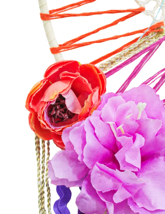 Atrapasueños con listones de colores y flores de 73x28x3cm - Image 3