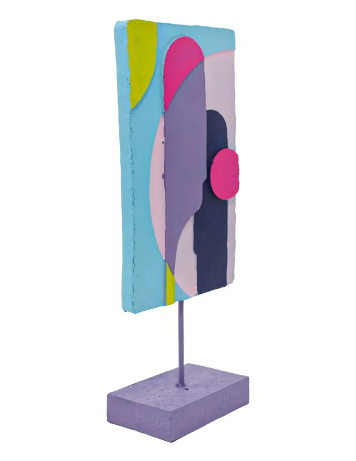Escultura de poliresina de colores con base de 13.5x6.5x30cm - Image 3
