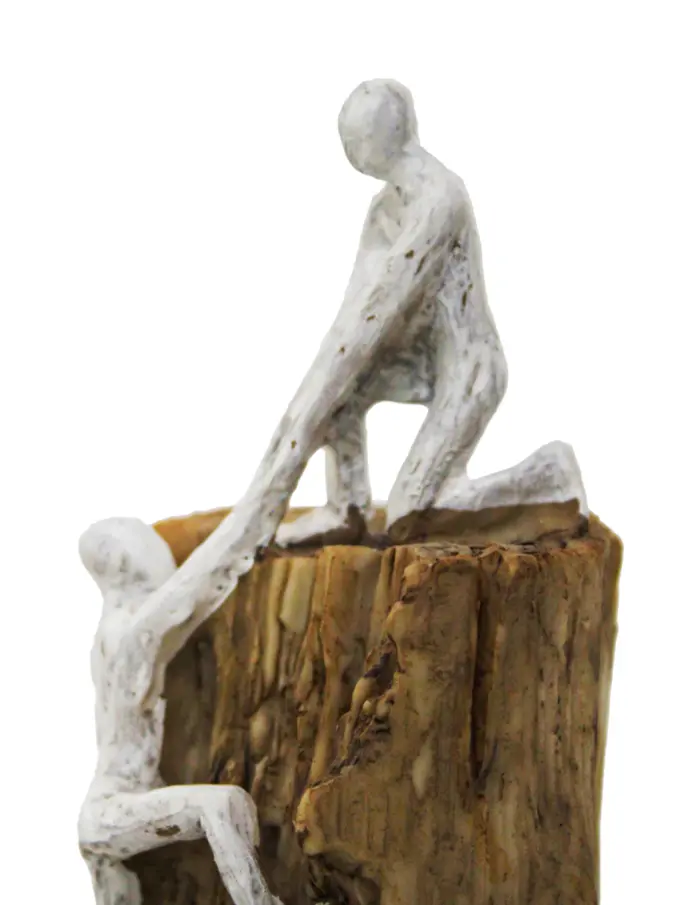 Escultura de poliresina con hombres escalando en equipo de 11.5x11.5x28.5cm - Image 4