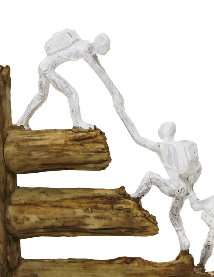 Escultura de poliresina con hombres escalando en equipo de 22x6.5x26cm - Image 4