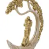 Pareja abrazándose bajo àrbol dorado de poliresina de 21x4.5x21cm - Image 3