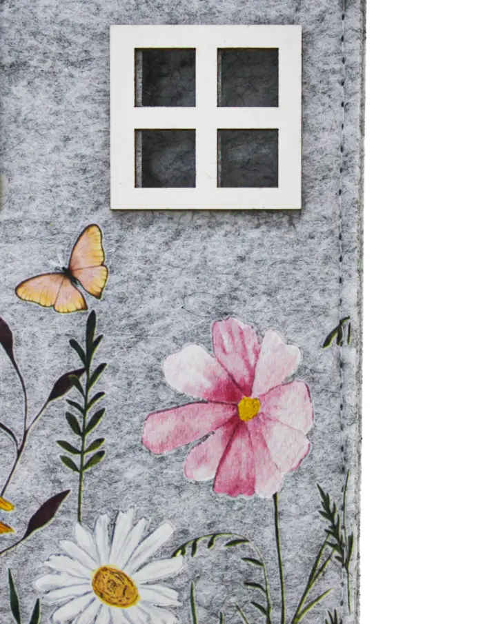Casa de fieltro con dibujos de flores en base de madera de 16x23x4.5cm - Image 4