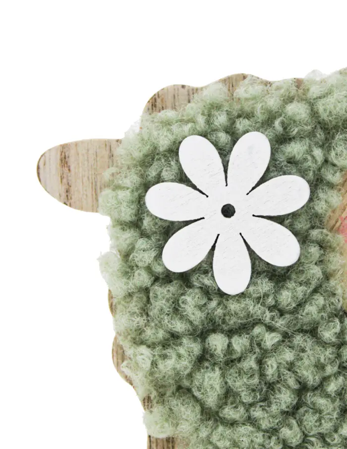 Borrego de peluche verde con flor blanca en base de madera de 12x10cm - Image 4