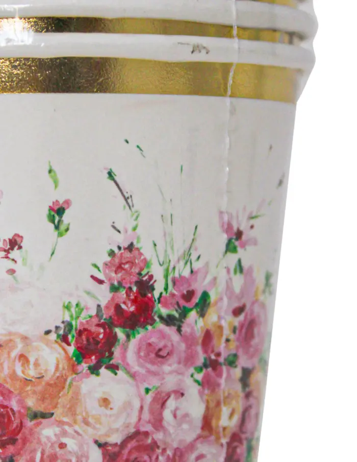 Paquete de 8 vasos desechables blancos estampado rosas de 350ml y 8x8x15.9cm - Image 4