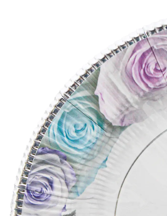 Paquete de 8 platos desechables blanco estampado flores rosas y moradas de 20x20x2 cm - Image 3
