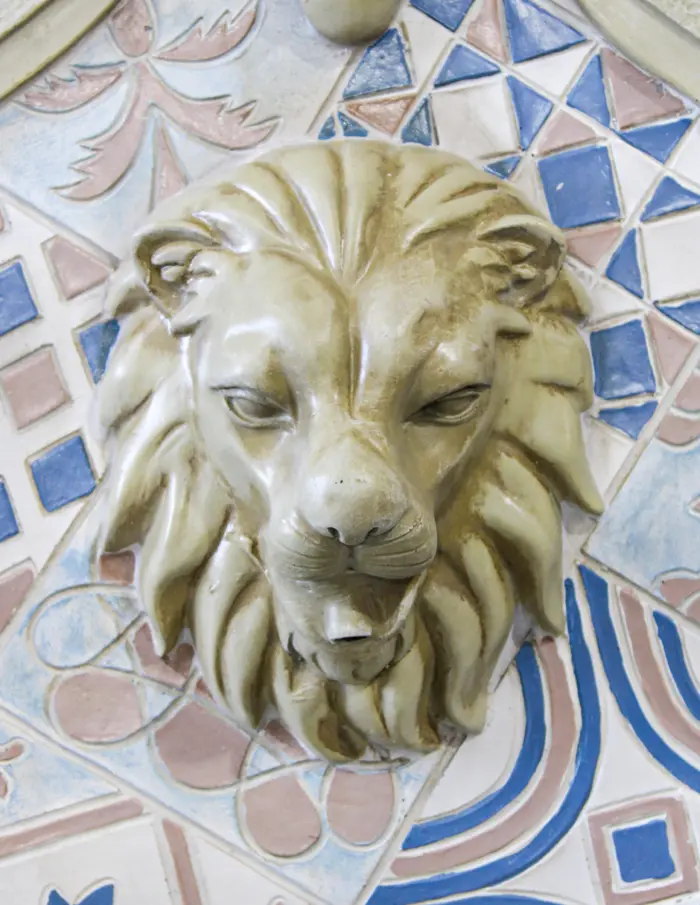 Fuente de pared con cabeza de león de poliresina con mosaico de 40.5x23.5x82cm - Image 4