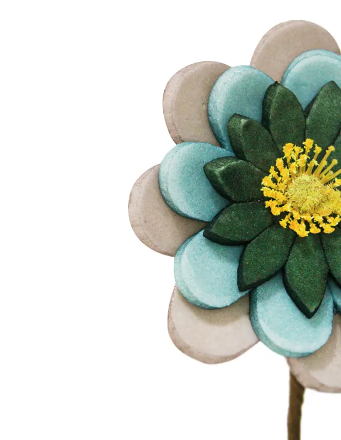 Flor de látex azul con verde y gris en base de madera de 12x12x35cm - Image 2