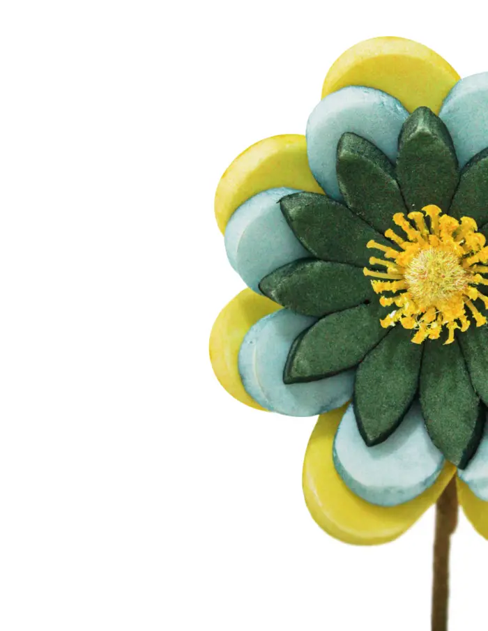 Flor de látex amarilla con azul y verde en base de madera de 12x12x35cm - Image 2