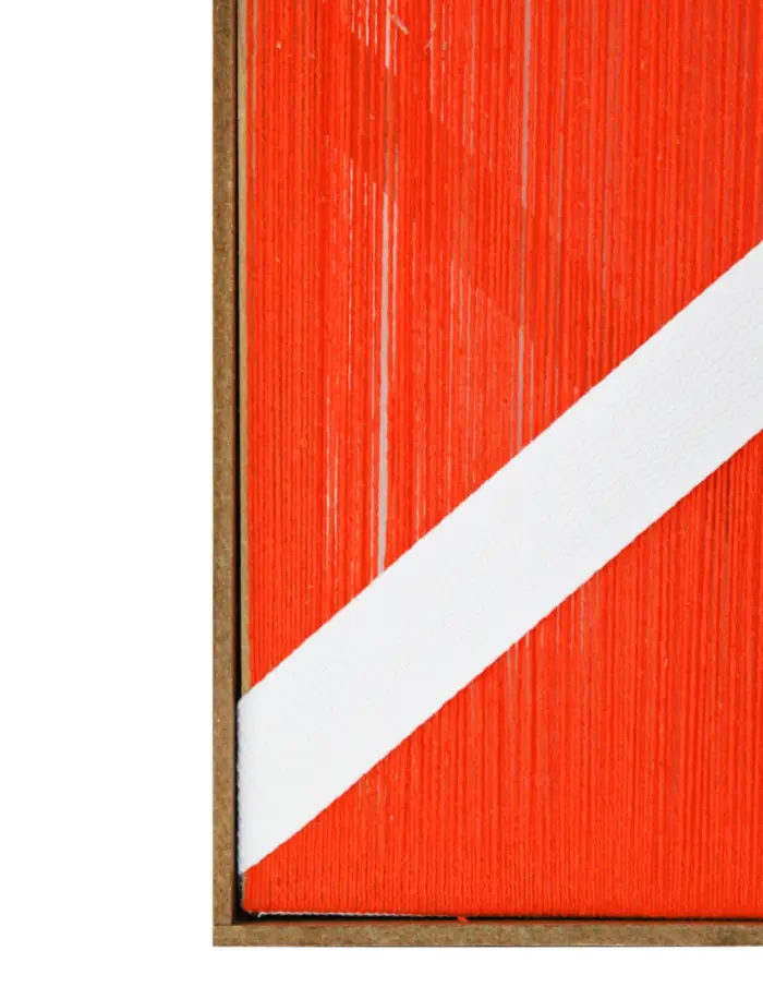Cuadro de hilo en tonos chedron diseño cruz de 71x71x3.5cm - Image 2
