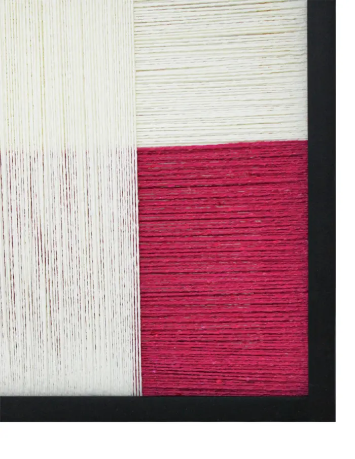 Cuadro de hilo blanco con frambuesa diseño cruz de 50x70x2.5cm - Image 2