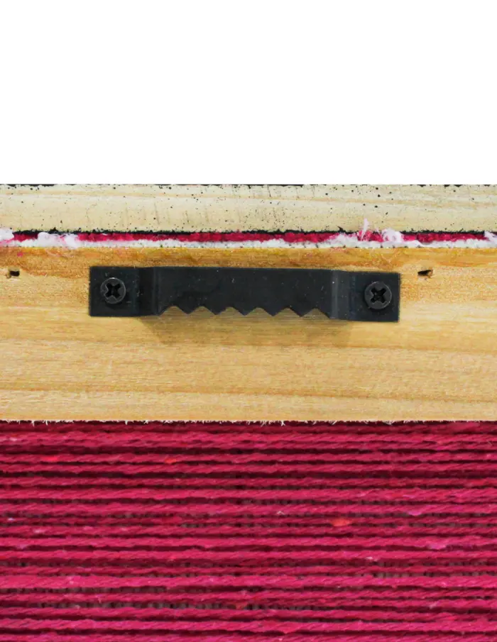 Cuadro de hilo blanco con frambuesa diseño cruz de 50x70x2.5cm - Image 3
