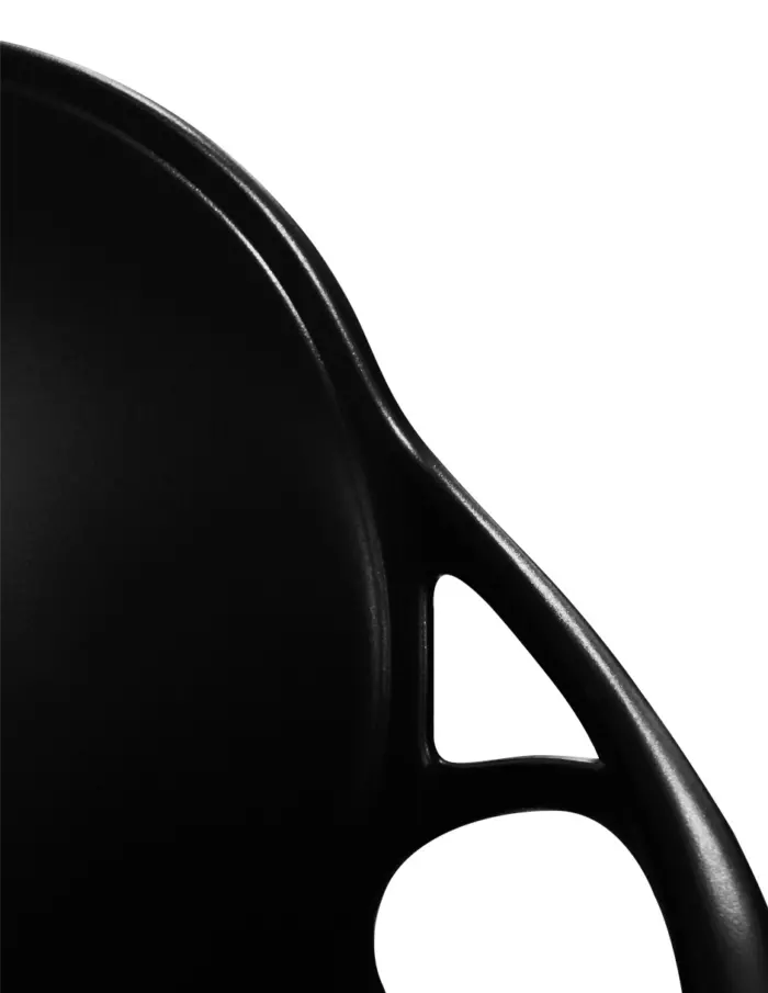 Silla de plástico negra con descansabrazos y respaldo redondo de 56.5x56x80cm - Image 3