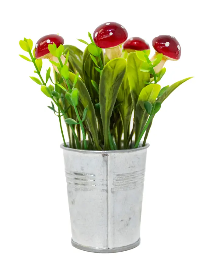 Maceta de Metal con Follaje Verde y Hongos Rojos