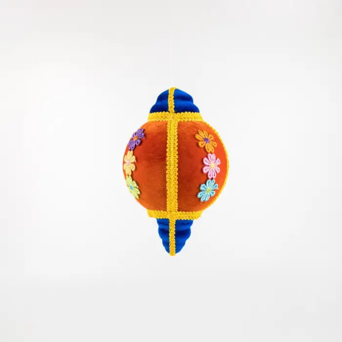 Esfera Naranja con Flores y Pliegues Dorados