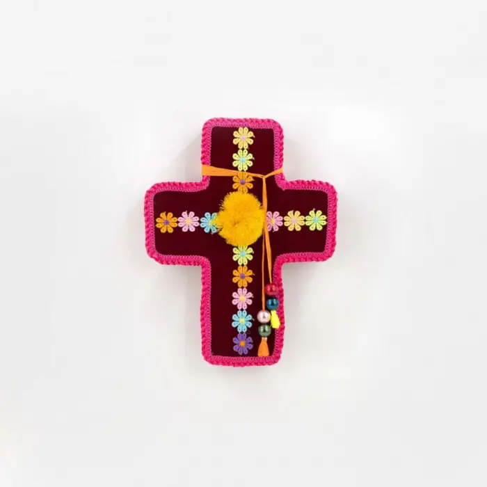 Cruz Decorativa Roja con Orilla Rosa y Flores