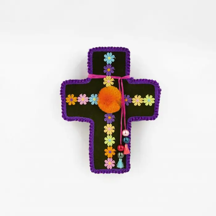 Cruz Decorativa Verde con Orilla Morada y Flores
