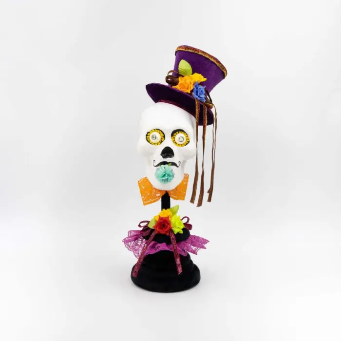 Esqueleto Decorativo con Sombrero Morado Tipo Catrín