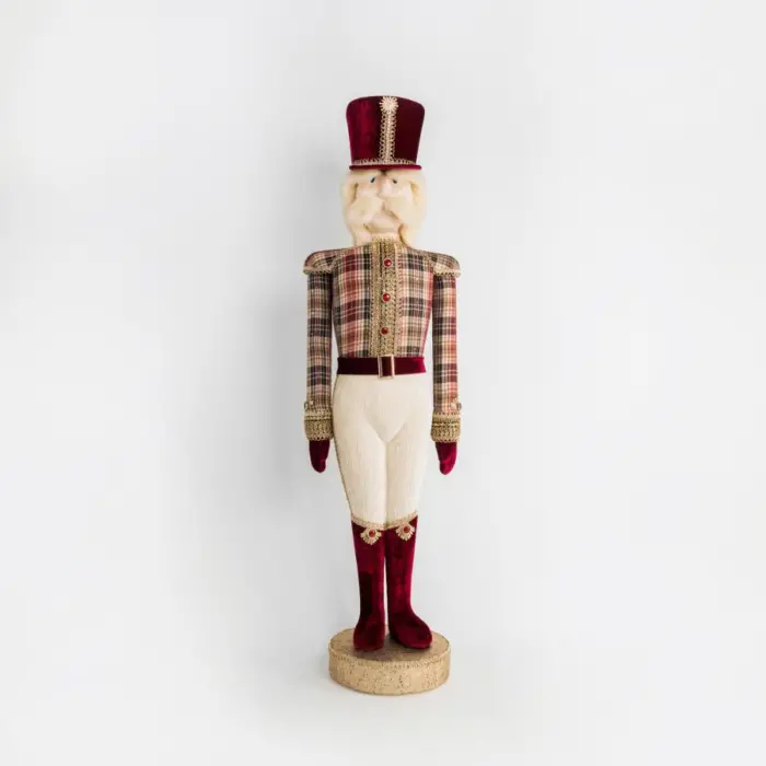 Cascanueces con Traje Rojo y Blanco