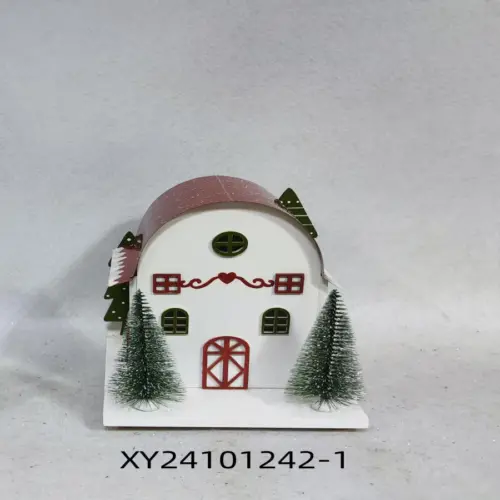 Casa de Madera con Tejado Rojo, Pino Navideño y Luces