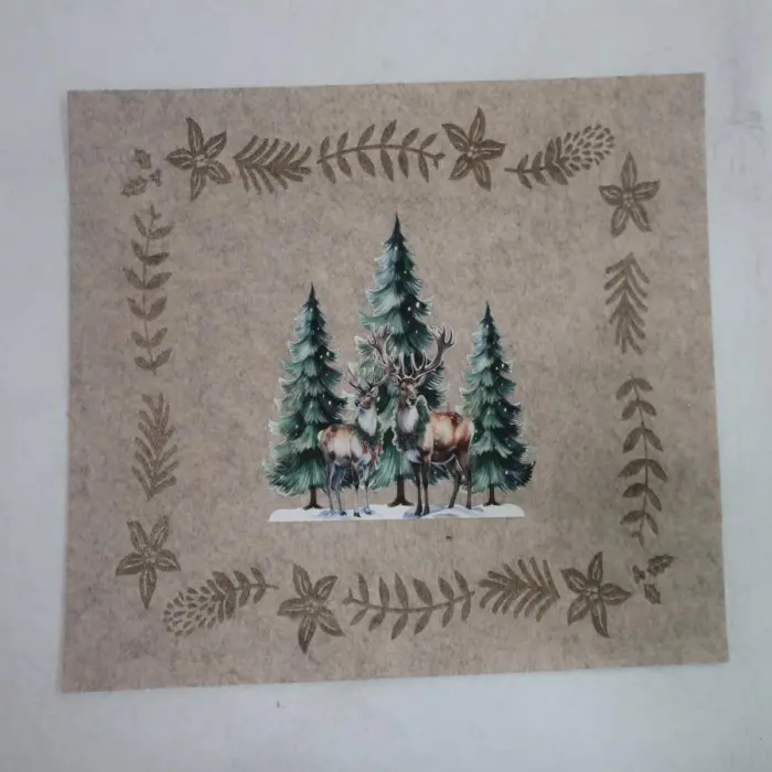Mantel Beige Diseño Ciervos y Pinos Nevados