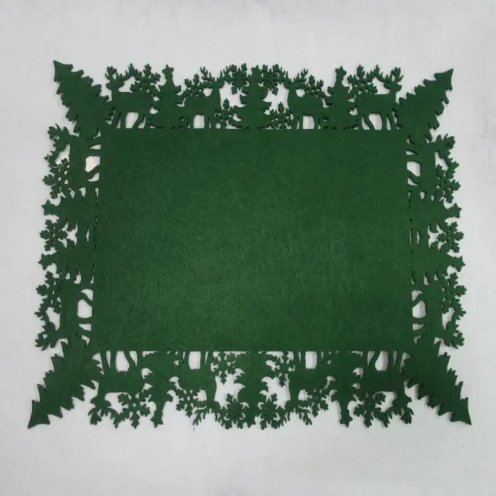 Mantel Verde con Orilla de Ciervos y Pinos Navideños