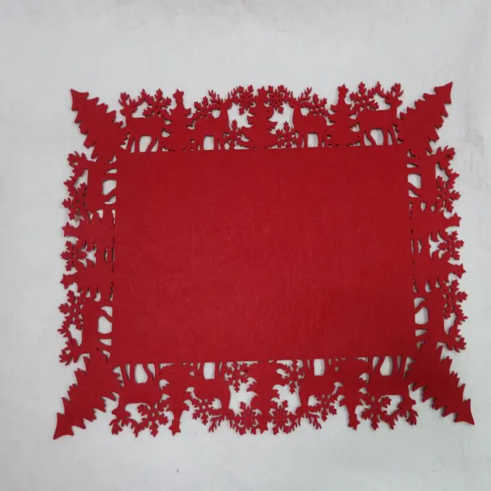 Mantel Rojo con Orilla de Ciervos y Pinos Navideños