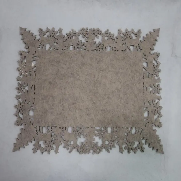 Mantel Beige con Orilla de Ciervos y Pinos Navideños